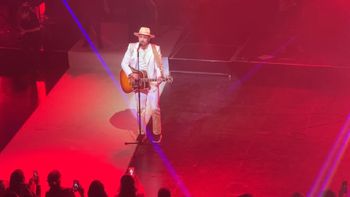 Abel Pintos y su público a pura fiesta en el Teatro Opera Orbis