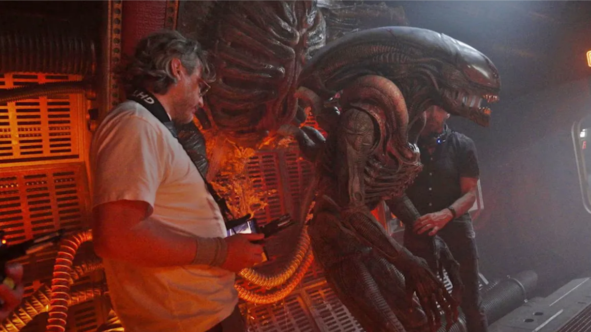 Fede Álvarez, director de Alien: Rémulus, junto a un animatrónico Xenomorfo. Fede Álvarez, director de Alien: Rémulus, junto a un animatrónico Xenomorfo.