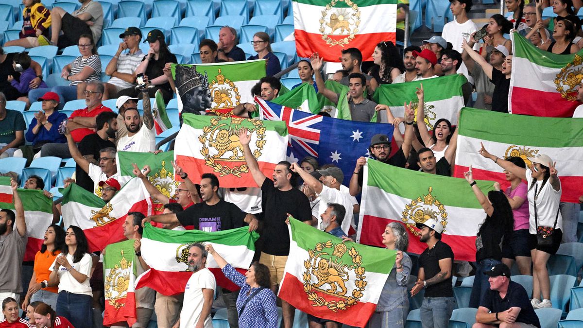 La bandera imperial de Irán, como forma de protesta en Australia contra el régimen de los ayatolás. (Foto: Reuters)