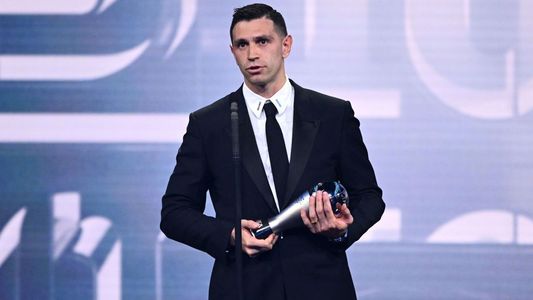 Dibu Martínez, nominado en el Balón de Oro como mejor arquero