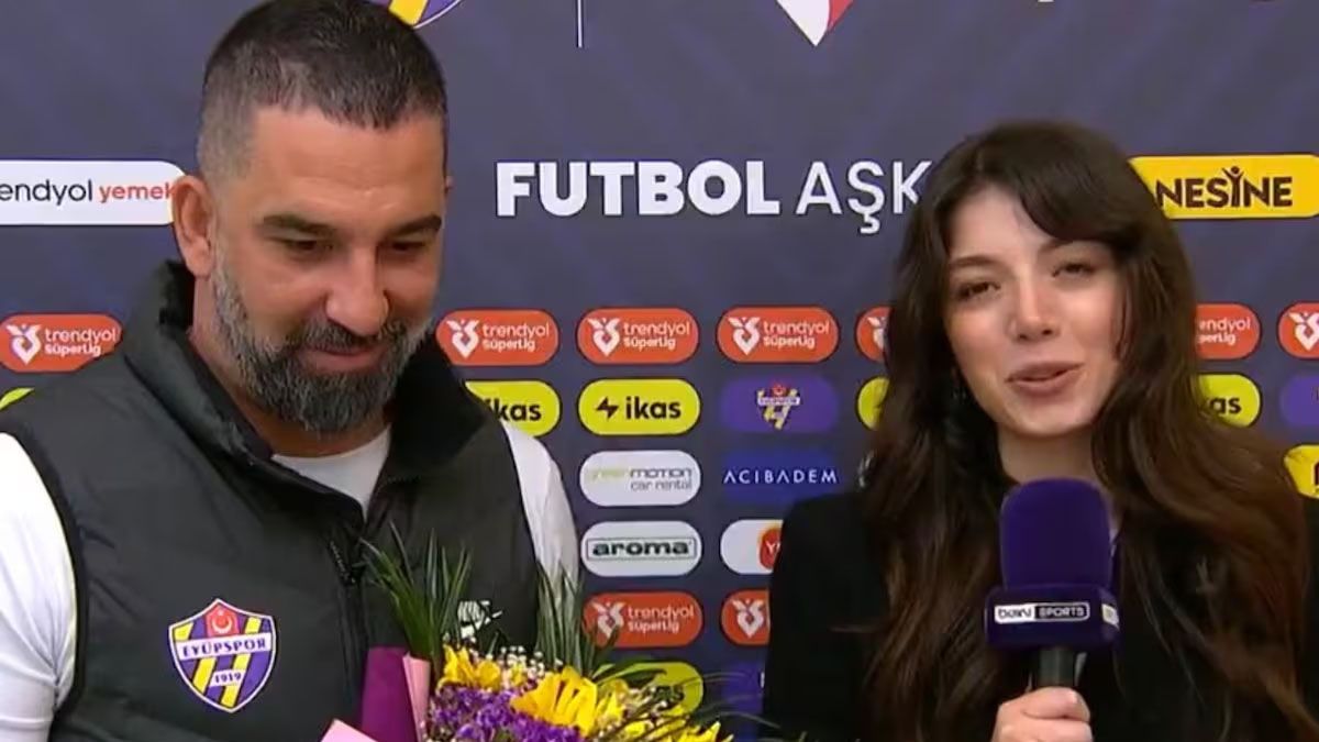 Un reconocido entrenador sorprendió a una periodista con un inesperado regalo en plena entrevista