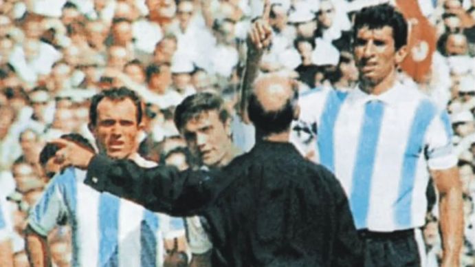 El día que Rattín fue expulsado en el Mundial 66 y humilló a la corona británica