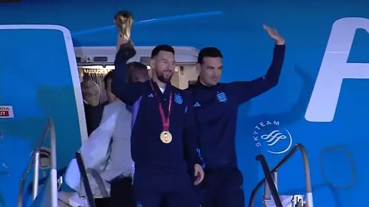 ¡Bienvenidos, campeones! La Selección Argentina llegó al país y ya se encuentra en el predio de AFA en Ezeiza