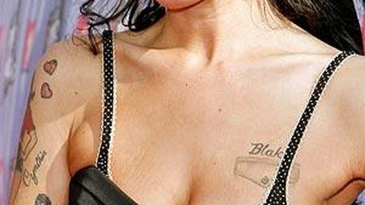 La madre de Amy Winehouse niega que muriese por sobredosis de medicamentos