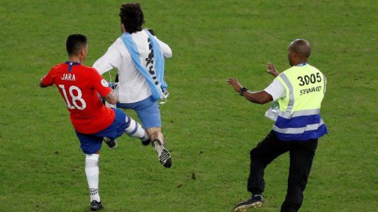 Un hincha invadió el campo de juego, el chileno Jara lo bajó de una patada y ¡Suárez pidió su (justa) expulsión!