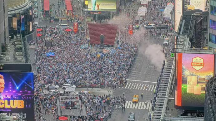 Histórico banderazo argentino en Times Square: miles de hinchas coparon Nueva York antes de la final