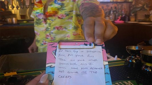 Gracias al mensaje de un ticket, un barman salvó a una joven y su amiga