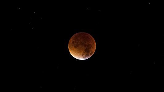 Cómo y por dónde ver el eclipse de Luna de sangre de esta noche