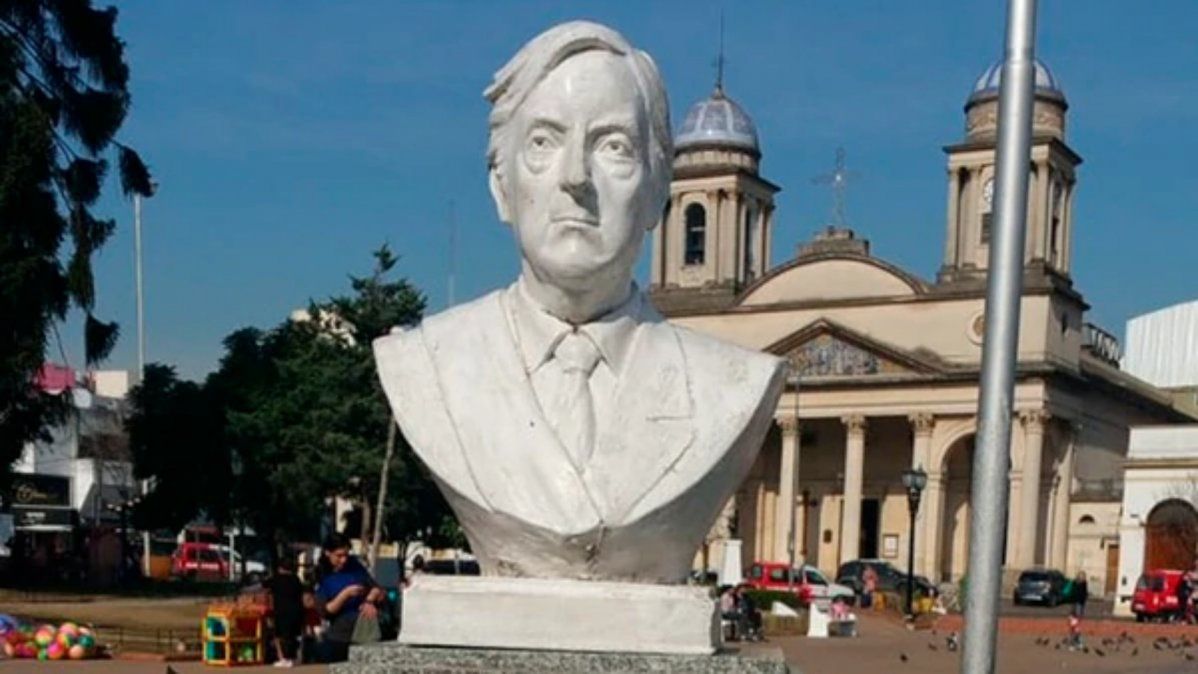 Se recalienta en el Conurbano la polémica por los bustos de Néstor Kirchner