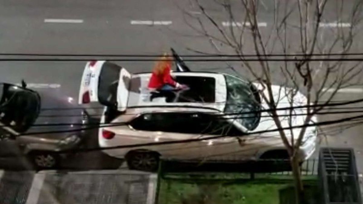 La mujer fue detenida luego de destrozar con un matafuego una camioneta de alta gama﻿