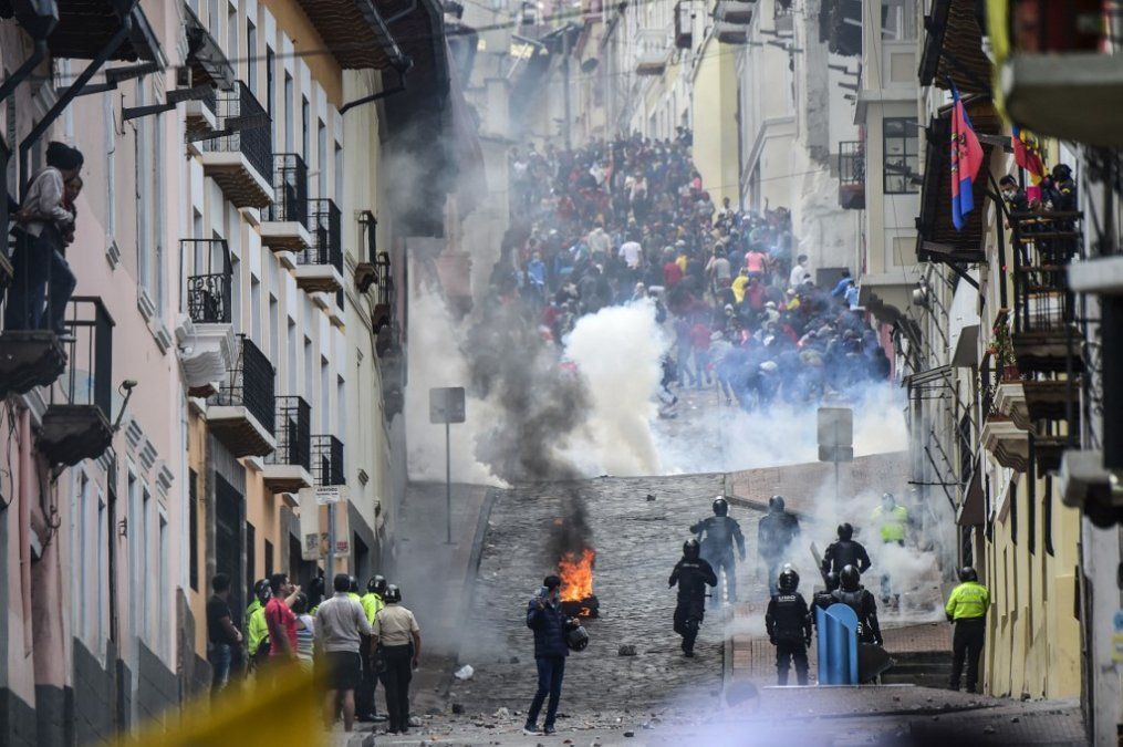 Máxima tensión en Ecuador: dos muertos y violentos choques entre la policía y manifestantes en Quito