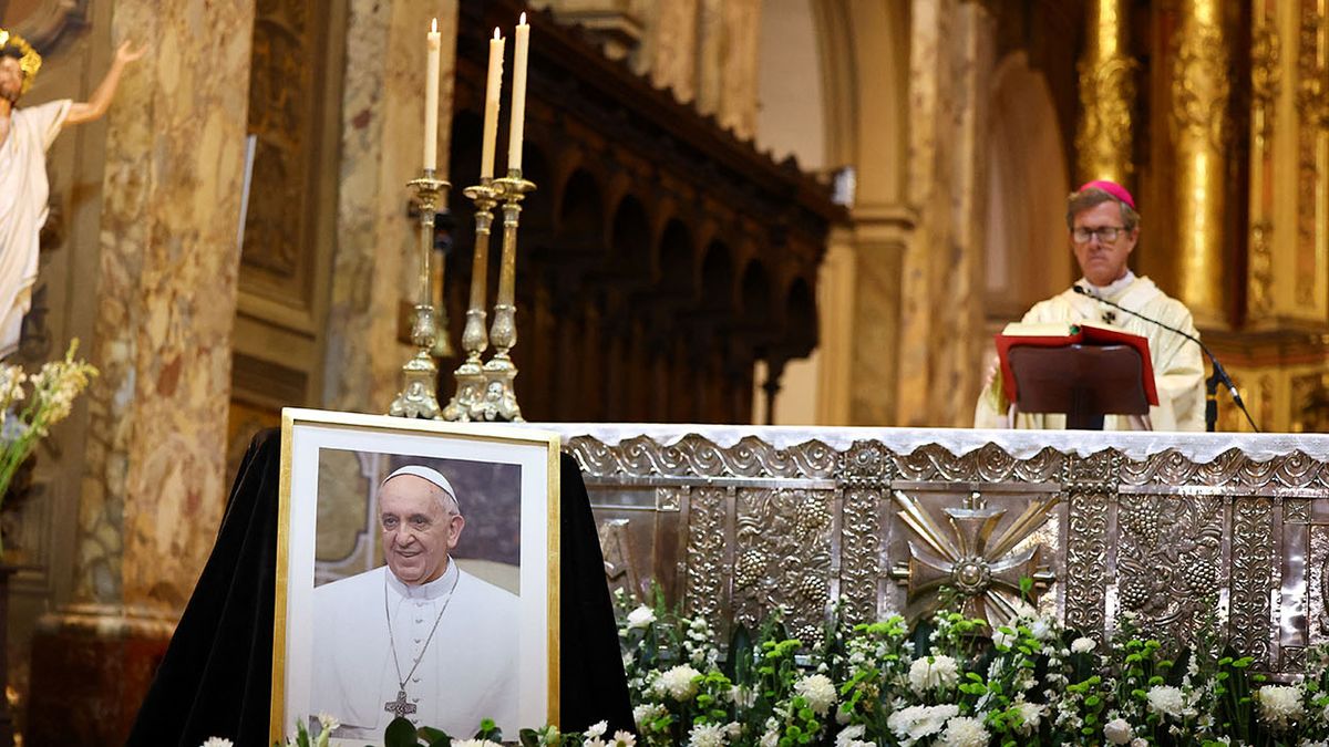 Una fotografía del Papa Francisco se muestra dentro de la Catedral Metropolitana de Buenos Aires durante una misa presidida por el Arzobispo de Buenos Aires Jorge Ignacio García Cuerva