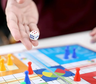 Significado de los sueños con juegos de mesa: vínculos, reglas ocultas y emociones que también quieren ganar