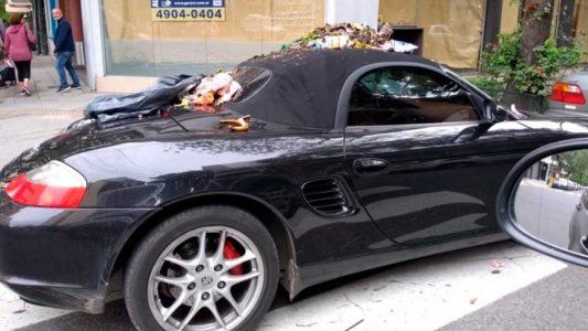 Estacionó mal su Porsche y los vecinos se lo llenaron de basura