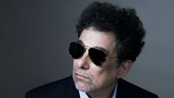 Polémica con Andrés Calamaro por fumar marihuana en un show