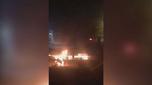 Queman vivos a dos delincuentes por asesinar a un taxista