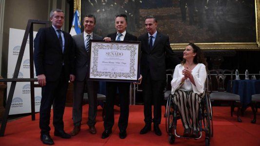 Palito cerró la grieta (por un rato): lo distinguieron en el Senado y nadie se lo quiso perder