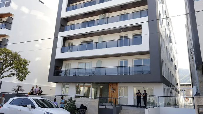 Una beba de 2 años cayó de un quinto piso, permanece en estado crítico y culpan a la niñera