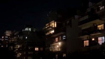 Tras el fallo de la Justicia, vecinos de la Ciudad hacen cacerolazos por la suspensión de las clases presenciales. Tras el fallo de la Justicia, vecinos de la Ciudad hacen cacerolazos por la suspensión de las clases presenciales.