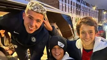 Enzo Fernández le cumplió el sueño a dos hinchas de River Enzo Fernández le cumplió el sueño a dos hinchas de River