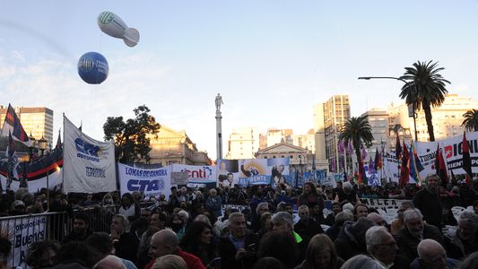 El sindicalismo, organizaciones de derechos humanos y los partidos oficialistas marcharon contra la Corte Suprema