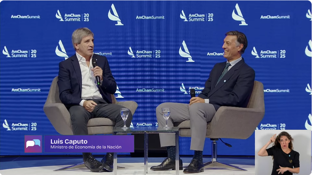 Caputo participó de Amcham y diálogo conn diálogo con su presidente Facundo Gómez Minujín (Foto: captura).
