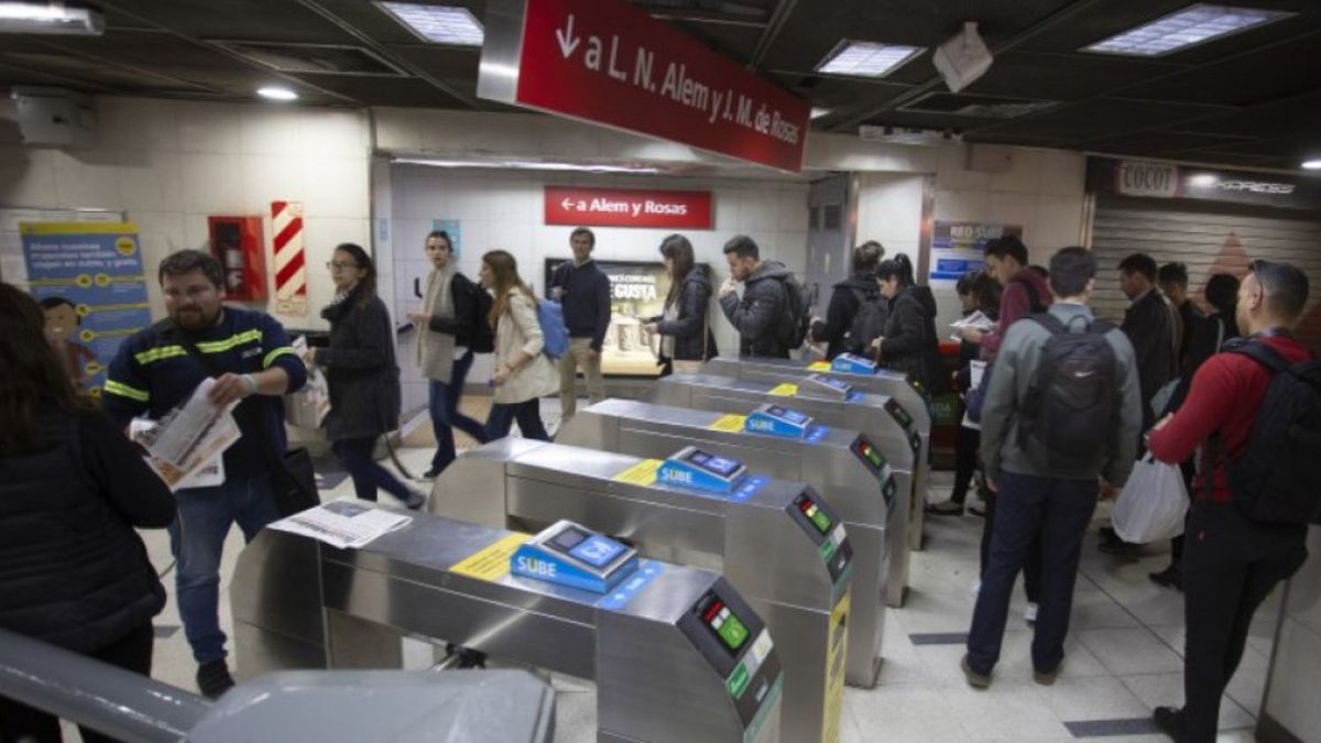 El hombre se descompensó cuando iba a tomar el subte. (Foto: NA)