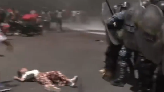 La Policía le tiró gas pimienta en la cara a la novia del joven asesinado en Moreno