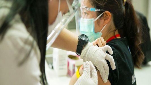 Coronavirus: la OMS insiste en detener la tercera dosis de la vacuna