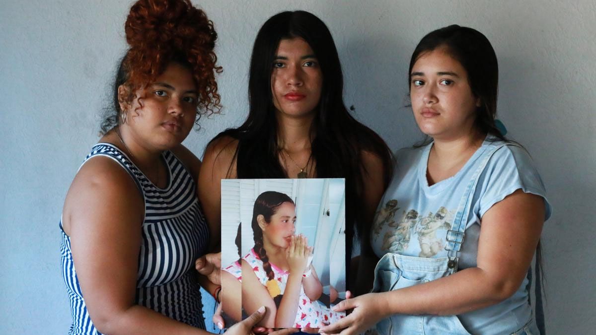 Las hijas de Marjorie sostienen la fotografía de su madre. La mujer no pudo resistir el bullying que recibió (Foto: gentileza El Tiempo).