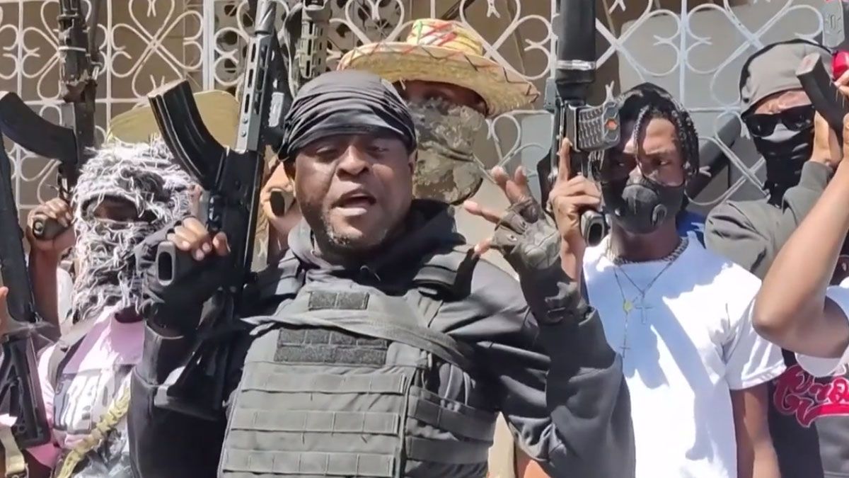 Jimmy Chérizier, ex policía devenido en líder del crimen organizado que pide la renuncia del premier de Haití. (Foto: Captura de TV)