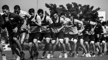 El hostil recibimiento de Libertad a Boca: No la tendrías que estar jugando, mafioso, bostero, infectado