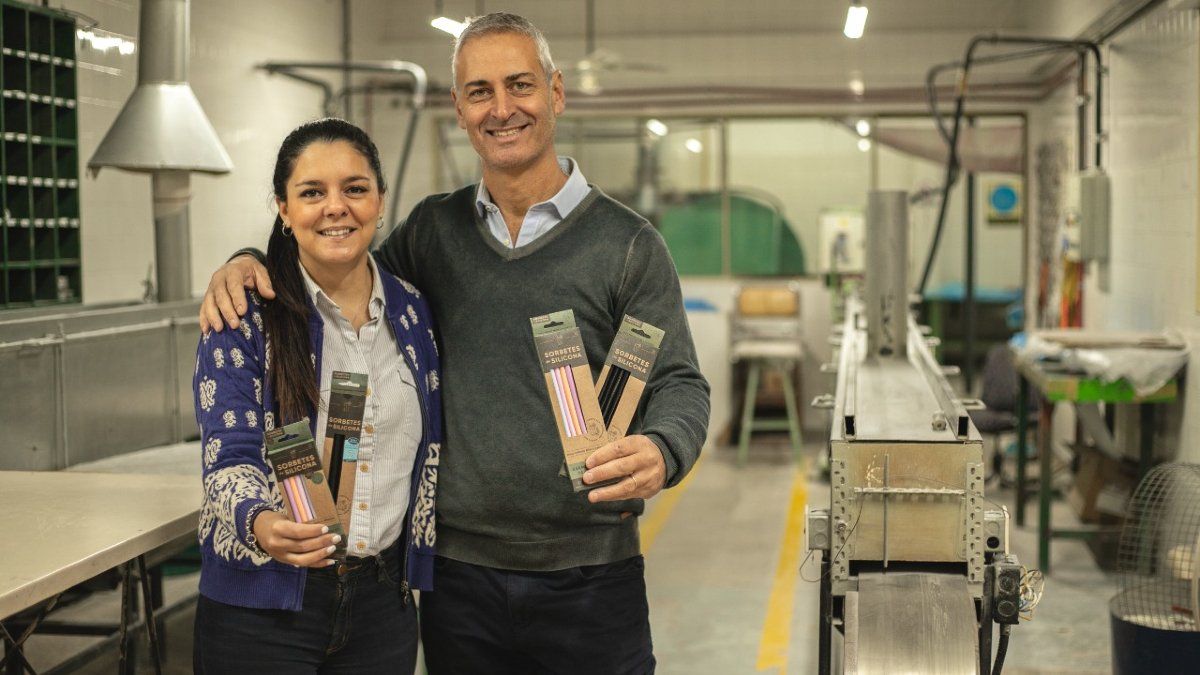 Paula con su tío, Héctor, en la fábrica.