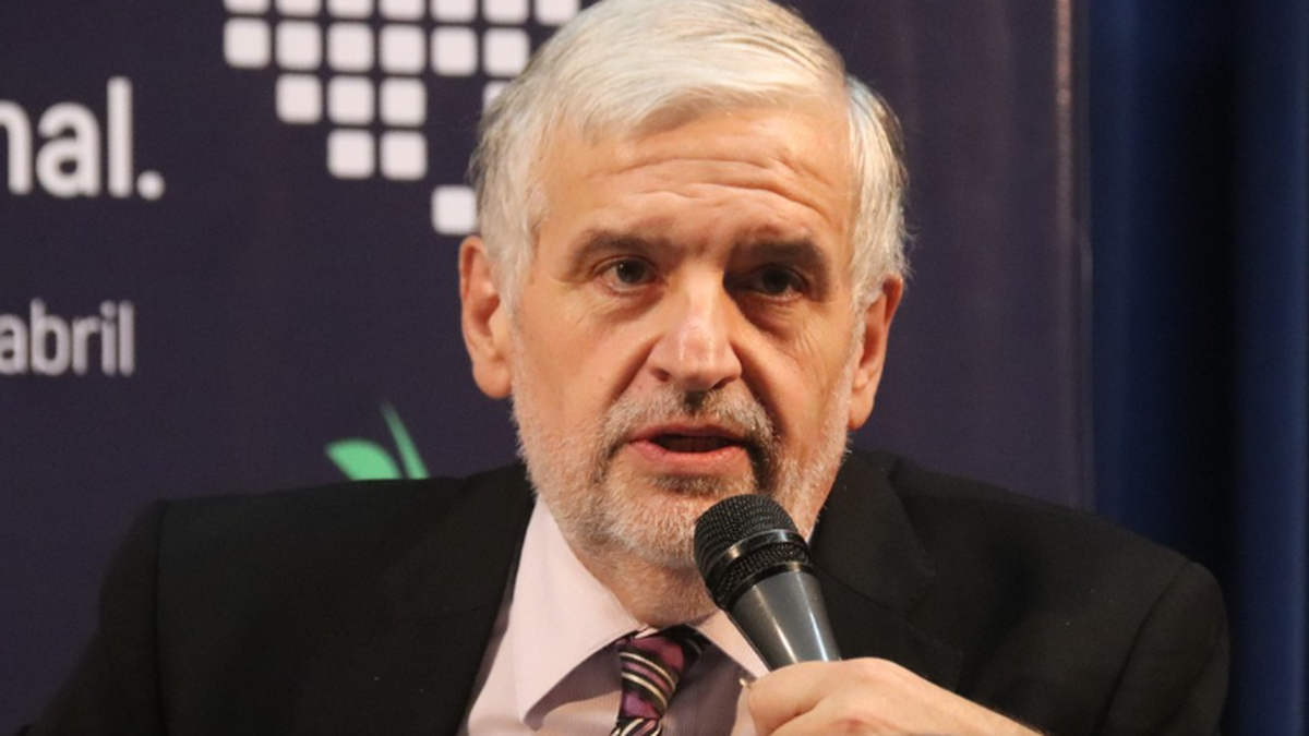 Vilella es ingeniero agrónomo, graduado en la Universidad de Buenos Aires (UBA) 