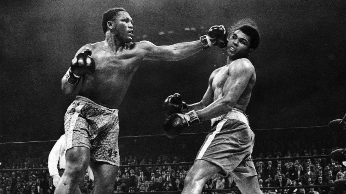 Frazier derribó a Ali y fue el ganador por puntos en decisión unánime del jurado.