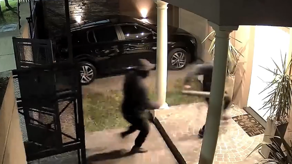 El momento en que los delincuentes irrumpen en la vivienda. 