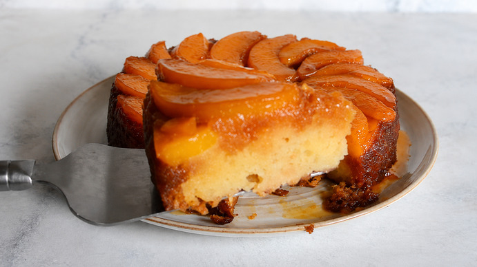 Torta invertida de duraznos: la receta casera, fácil, húmeda y caramelizada que siempre sale bien