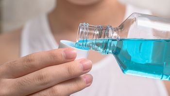 Enjuagues bucales comerciales: por qué pueden ser peligrosos y qué recomienda un odontólogo