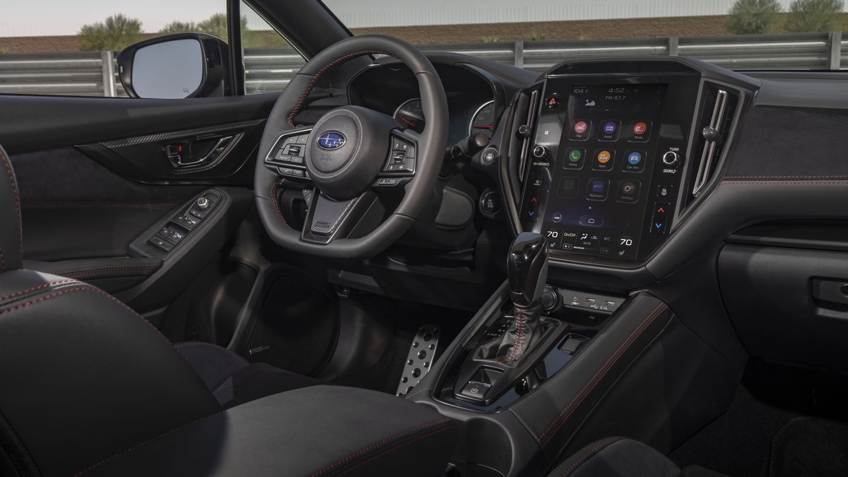 Interior del&nbsp; Subaru WRX. En la parte delantera y central de la cabina