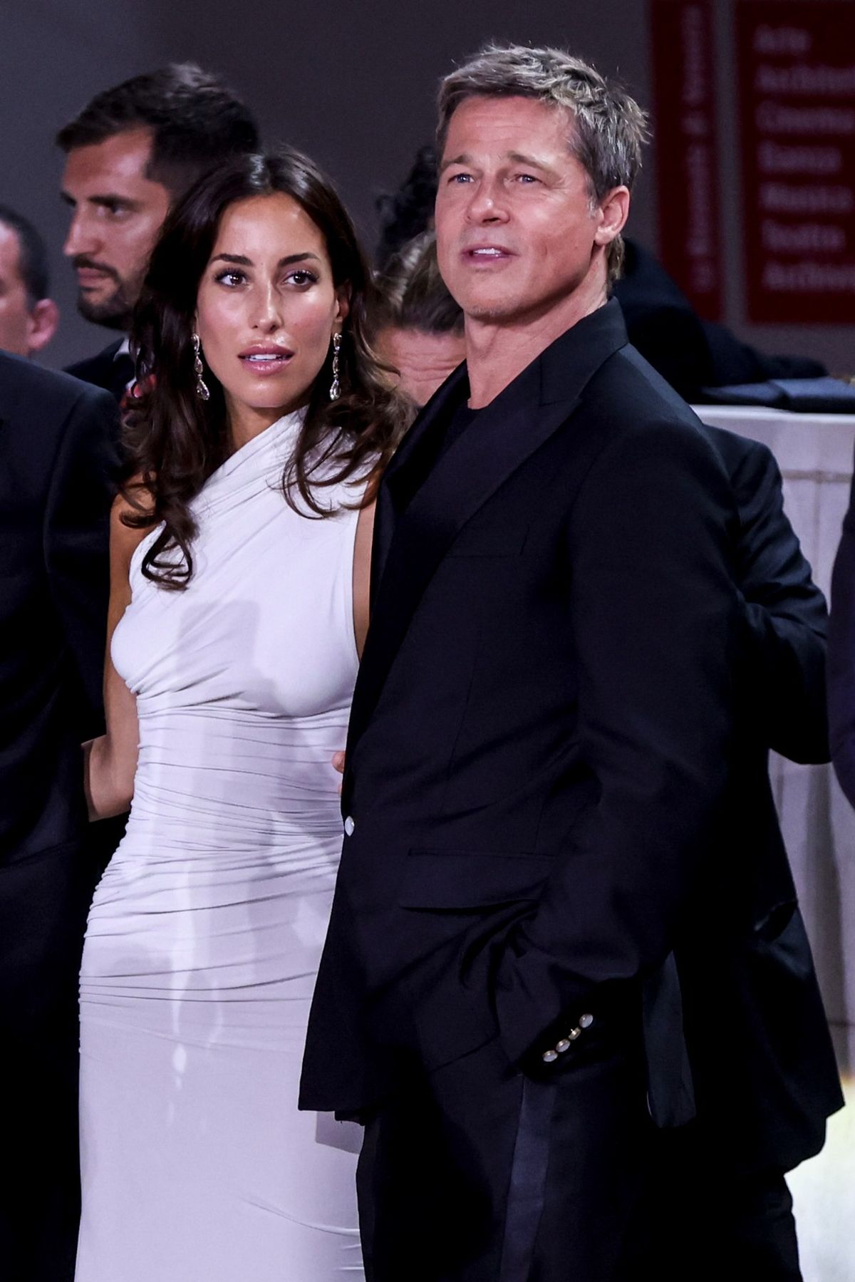 Brad Pitt presentó oficialmente a su nueva novia, Ines De Ramon, en la alfombra roja del Festival de Cine de Venecia, donde compartió protagonismo con su amigo George Clooney y su esposa, Amal. Enterate todos los detalles acá. Foto: Getty Images.