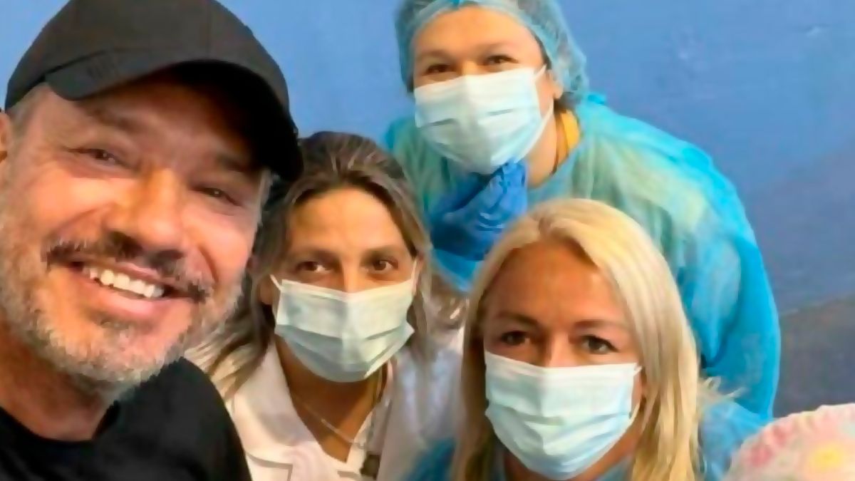 Marcelo Tinelli recibió la tercera dosis contra el coronavirus en Uruguay.