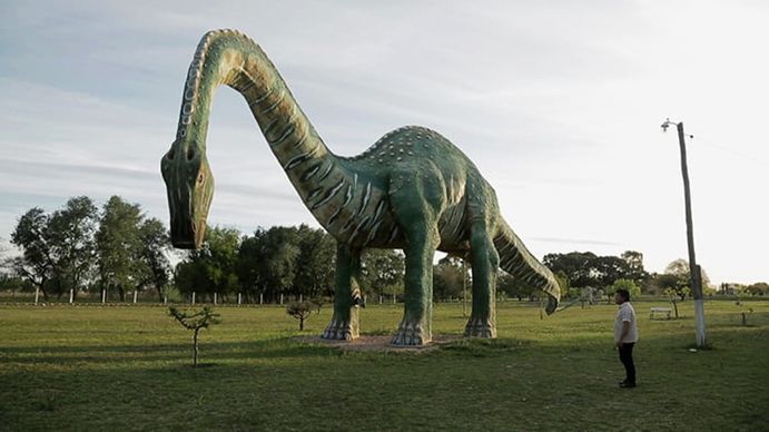 De ladrón de pueblo a crear el Parque de los Dinosaurios: la vida del artista Jorge Cacho Fortunsky