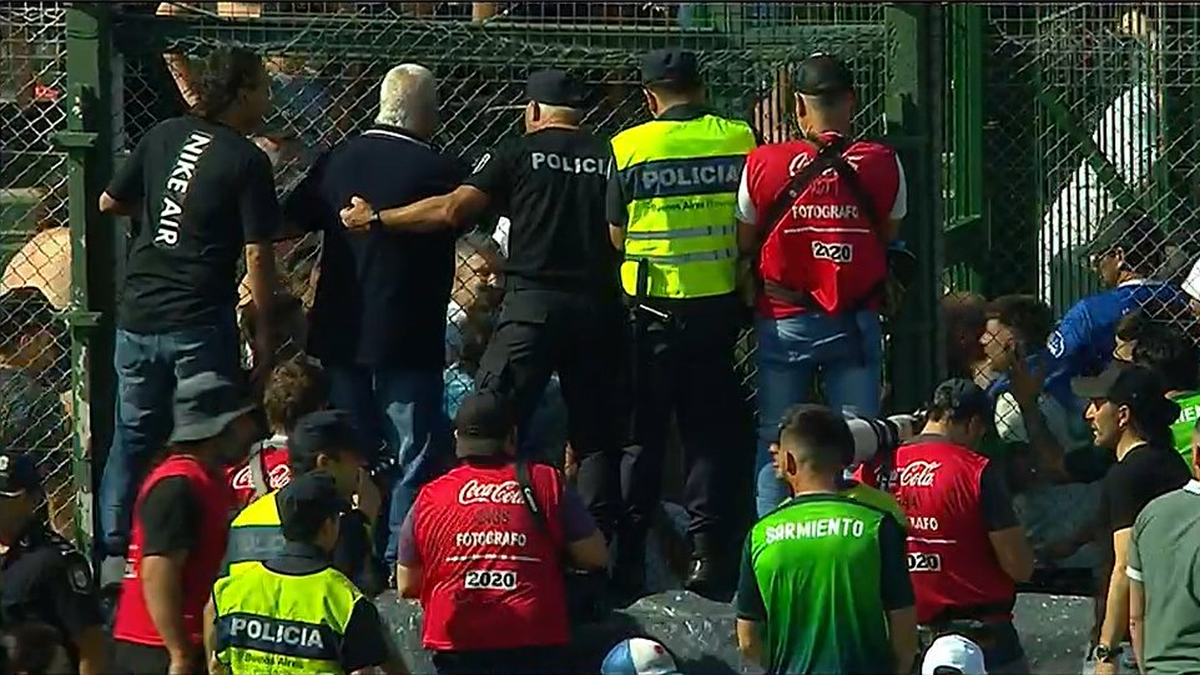 OTRA VEZ? Piñas y violencia en la previa de SARMIENTO-BOCA