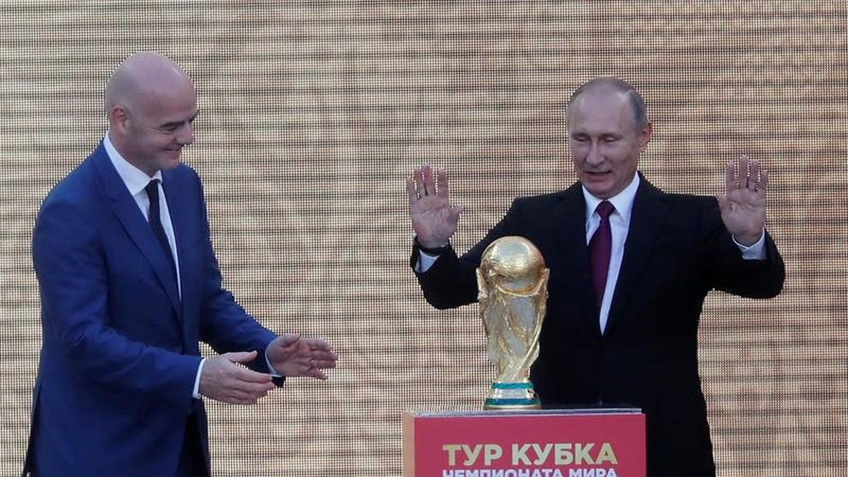 Otros tiempos: infantino y Putin antes del Mundial Rusia 2018.&nbsp;