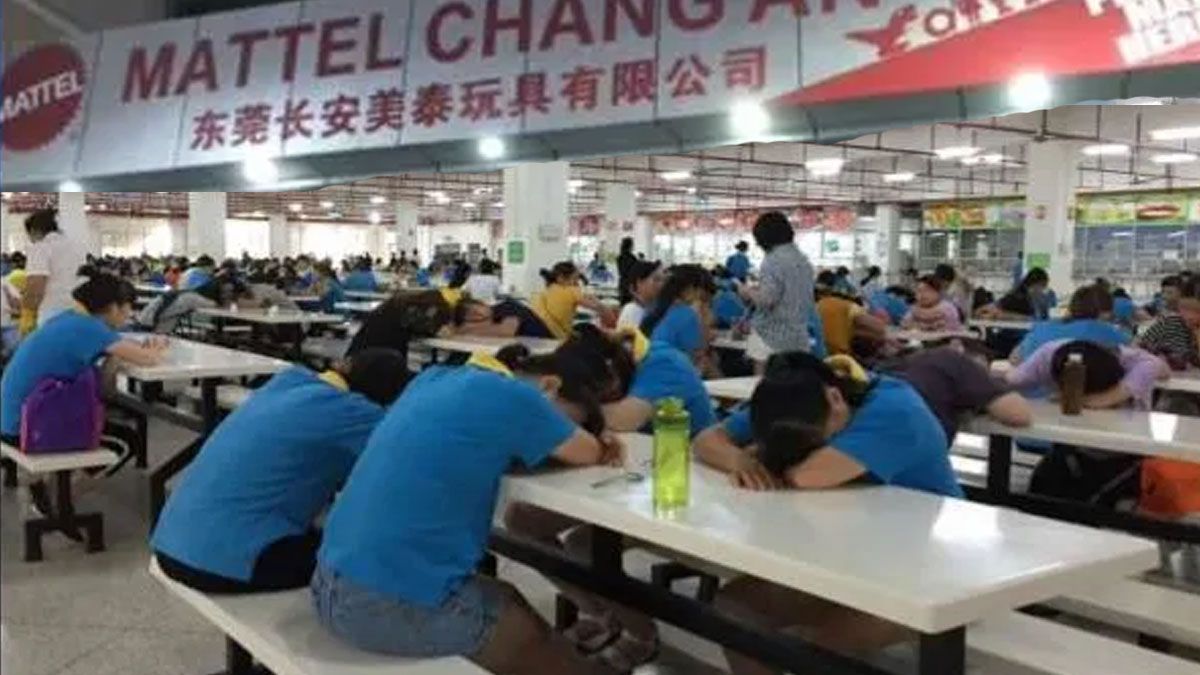 Empleados de la filial china de Mattel, durmiendo directamente sobre las mesas en las que deben trabajar durante horas y horas, de manera extenuante. (Foto: Gentileza de The Sun)
