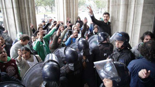 Hubo tensión frente al Ministerio de Agroindustria por el reclamo tras 548 despidos