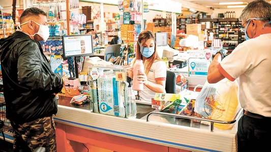 Miles de paraguayos se cruzan a la Argentina para abastecerse de alimentos, combustible y ahorrar dinero