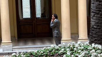 Leonardo Sbaraglia vestido de Carlos Menem hoy en la Casa Rosada. (Foto: Twitter) Leonardo Sbaraglia vestido de Carlos Menem hoy en la Casa Rosada. (Foto: Twitter)
