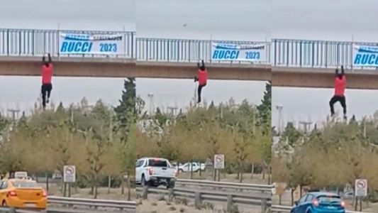 Un hombre colocaba un cartel y quedó colgando de un puente: el impresionante rescate para no caer al vacío