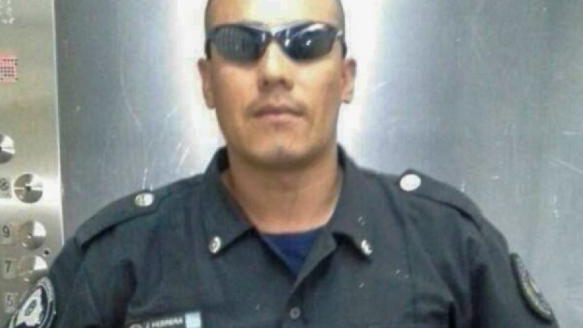 El policía de la Ciudad Juan Ramón Herrera amenazó a su mujer con su arma reglamentaria. Disparó al suelo